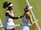 Serena Williamsová (vlevo) postupuje do finále Wimbledonu, Maria Šarapovová...
