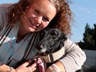 Monika Novotná s jedním ze zachránných ps.