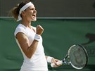 Lucie afáová slaví postup do osmifinále Wimbledonu.