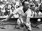 Momentka z roku 1969 - Rod Laver returnuje v semifinále Wimbledonu proti...