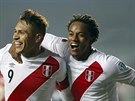 Paolo Guerrero (vlevo) z Peru slaví svj gól do sít Paraguaye, kterým pispl...
