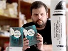 Organizátor Měsíce autorského čtení Petr Minařík ukazuje povídkovou knihu...