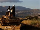 Drúzové z Golanských výin sledují z izraleského tanku boje v drúzské vesnici...