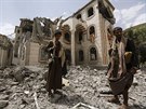 Následky koaliního bombardování v hlavním mst Jemenu Saná (6. ervence 2015)