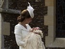 Vévodkyn Kate pináí do kostela dceru princeznu Charlotte na její kest (5....