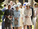 Princ Charles, jeho manelka Camilla a Carole Middletonová na ktu princezny...