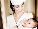 Vévodkyn z Cambridge Kate a její dcera princezna Charlotte na snímku ze ktin.