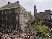 Peloton projd v 2. etap Tour de France centrem Utrechtu.