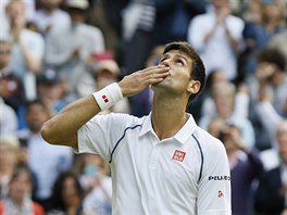 Srbsk tenista Novak Djokovi slav postup do semifinle Wimbledonu.