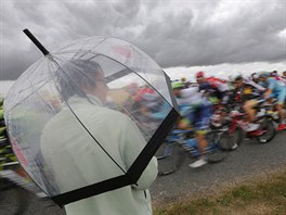Pátá etapa cyklistické Tour de France byla zmoklá a vtrná.