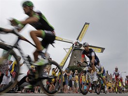 Cyklisté projídjí v 2. etap Tour de France okolo typického nizozemského...