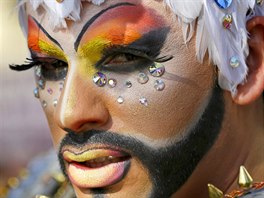 GAY PRIDE. Transvestita říkající si Ironice během pochodu Gay pride ulicemi...