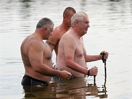 Prezident Milo Zeman se bhem dovolené okoupal ve Veselském rybníce. (5....