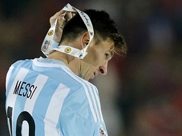Argentinsk tonk Lionel Messi si bhem zvrenho ceremonilu sundv...