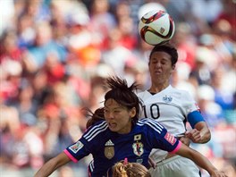 Americk fotbalistka Carli Lloydov hlavikuje ve finle MS proti Japonsku.