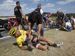 Fabian Cancellara leí vedle vozovky po hromadném pádu ve tetí etap Tour de...