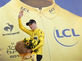 Chris Froome zdraví fanouky, po tetí etap Tour de France jde do lutého.