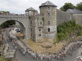 Peloton Tour de France objídí namurskou citadelu.
