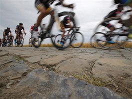 Cyklisté bhem tvrté etapy Tour de France pekonávají úsek na kostkách.
