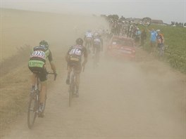 Peloton cyklistick Tour de France se ztrc v prachu.