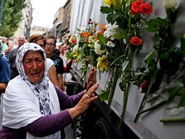 Sarajevem projel vz s rakvemi 136 nov identifikovanch obt srebrenickho...