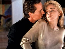 Michael Douglas a Sharon Stone ve filmu Základní instinkt (1992)