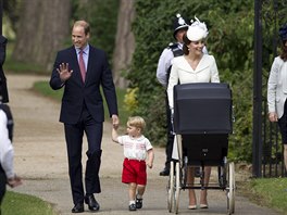 Princ William, Kate a jejich děti George a Charlotte přichází na křest malé...
