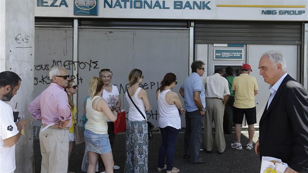 Lid se shromauj u bankomat, aby si vybral i 60 euro, kter jim vlda denn povoluje. (6. ervence 2015)