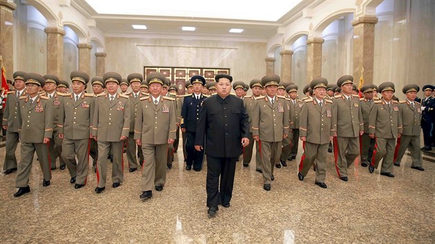 Severokorejsk vdce Kim ong-un v mauzoleu svho otce (8. ervence 2015)