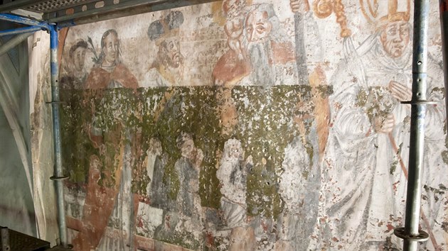 Pod malbami trncti svatch pomocnk  z roku 1614 postupn vystupuj postavy modlcch se lechtic z 15. stolet.