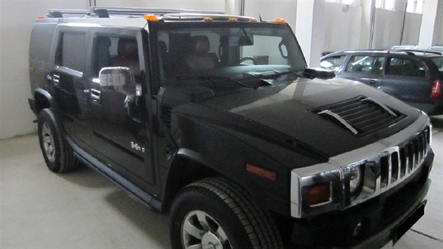 HUMMER H2, typ L92 VORTEC V8, barva ern, zdvihov objem 6.162 cm3, maximln vkon 293kW/5700 otek za minutu, vyrobeno v USA s datem prvn registrace dne 29. 9. 2008. Stav tachometru: 119.277 km. 