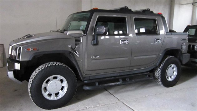 HUMMER H2, barva ed metalza, zdvihov objem 6.162 cm3, maximln vkon 293kW/5700 otek za minutu. esk registran znaka nen, je pouze panlsk. Stav tachometru: 37.775 km. Doklady k vozidlu nejsou. 