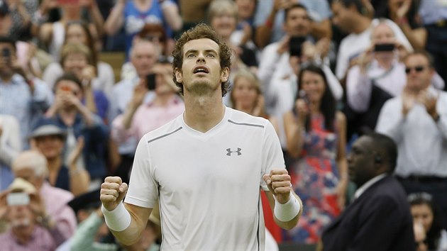 Britsk tenista Andy Murray oslavuje postup do semifinle Wimbledonu.