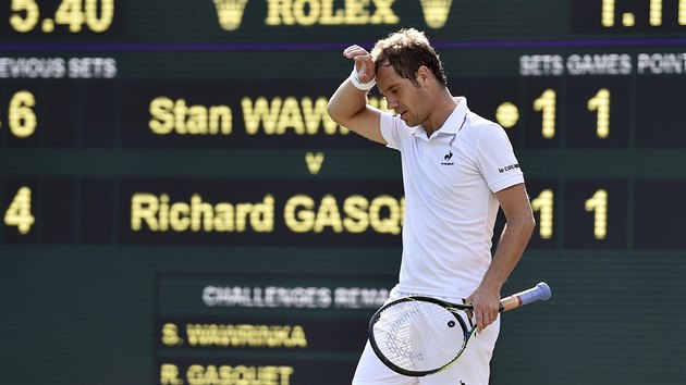 Francouzsk tenista Gilles Simon si utr pot z ela ve tvrtfinle Wimbledonu.