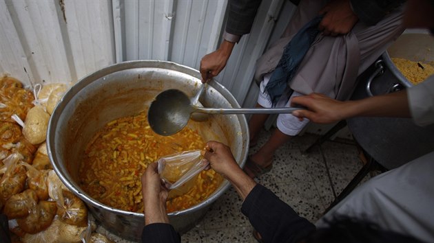 Jemenští dobrovolníci připravují jídlo pro chudé rodiny. (26. června 2015)