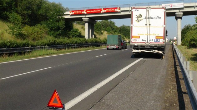 Nehoda dodvky, jej idi narazil do kamionu, zkomplikovala provoz na R6 u Novho Straec na Rakovnicku (2.7.2015)