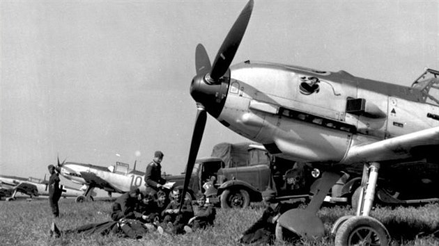 Stíhačky Messerschmitt Bf 109E na letišti ve Francii v létě 1940