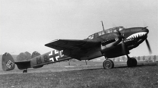 Dvoumotorová stíhačka Messerschmitt Bf 110C. Bitva o Británii znamenala konec působení těchto letadel v jejich primární roli kvůli neúnosným ztrátám při boji s hurricany a spitfiry. Zanedlouho stodesítky opět našly smysluplné uplatnění jako noční stíhačky proti bombardérům RAF.