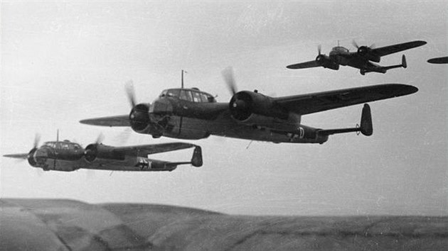 Formace bombardérů Dornier Do 17Z zvaných létající tužka