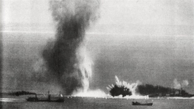 Lodě britského pobřežního konvoje během útoku německých letadel, 14. července 1941