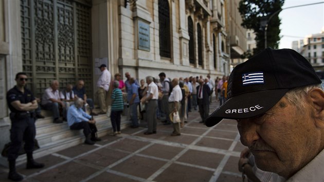 Dchodci ekají ped budovou ecké národní banky v Aténách. Mohou si vybrat...