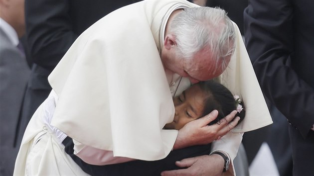 Papež objímá jedno z ekvádorských dětí
