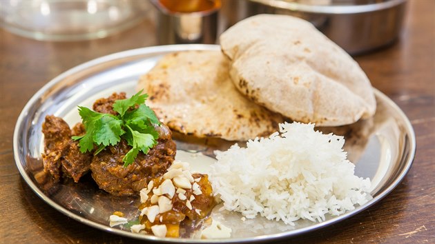 Garam masala s rý�í, placky �apátí a ananasové �atní
