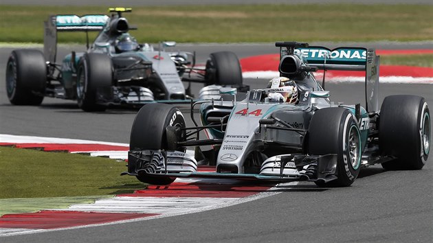 Lewis Hamilton v ele Velk ceny Velk Britnie ped Nico Rosbergem.