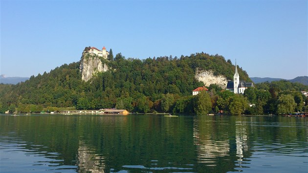 Pohled na Bledsk jezero, cl bohatch turist, bec i vesla