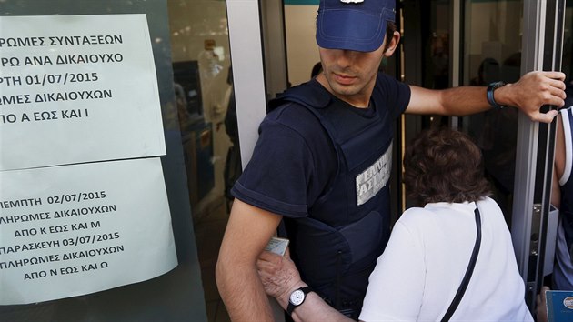 Policista se sna udret podek ped atnskou bankou (1. ervence 2015)