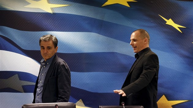 Nov� �eck� ministr financ� Euklidis Tsakalotos (vlevo) a jeho p�edch�dce Janis Varufakis (6, �ervence 2015)