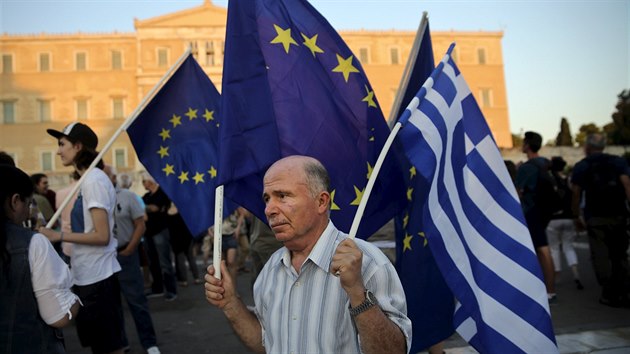 Ped eckm parlamentem v Atnch ve tvrtek veer protestovaly tisce proevropsky smlejcch lid (9. ervence 2015)