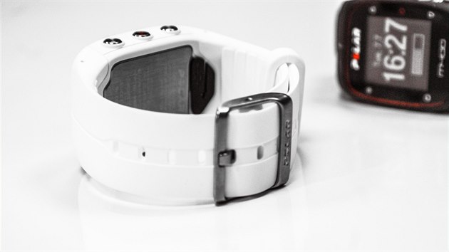 TEST: Polar M400 - Jediný rozdíl mezi bílou a černou variantou je kromě barvy i použitý pásek. U bílých hodinek je měkčí, poddajnější a s menším počtem děr.