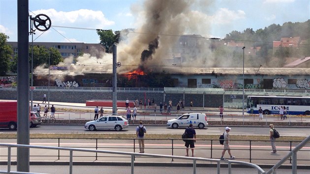 Požár budovy na pražském nádraží Veleslavín